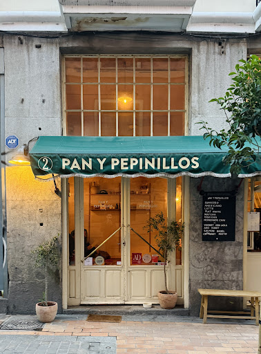 Pan y Pepinillos Café