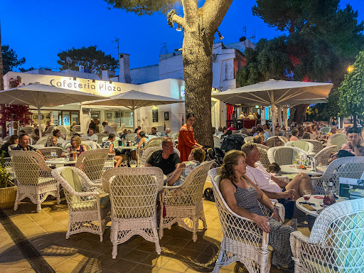 Cafetería Plaza, Cala D’Or White Chairs