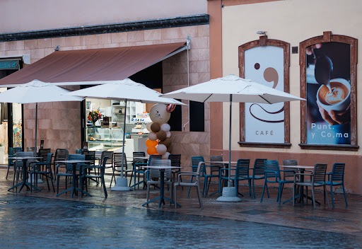 Punto y Coma Café