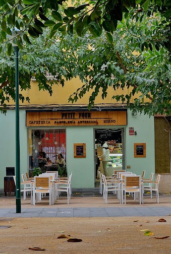 Pastelería & Cafetería Petit Four